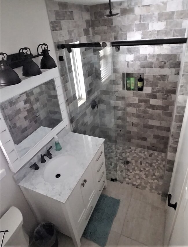 Building Photo - 2055 Island View