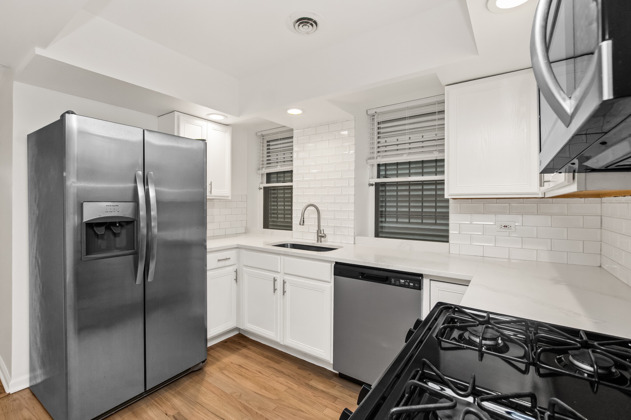 Building Photo - 1739 W Beach Ave