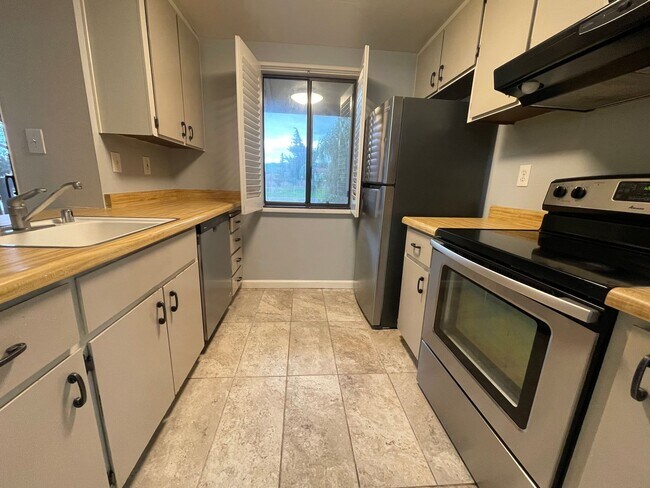 Building Photo - Cozy Condo with a One Bedroom Move in Ready!