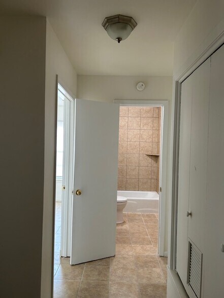 Building Photo - 709 S 11th St