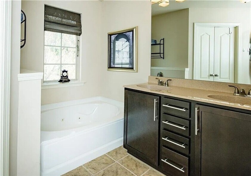 Building Photo - 3092 Brockenhurst Dr