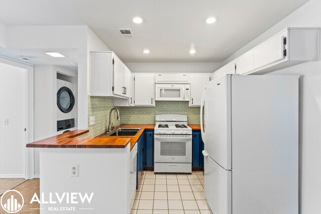 Building Photo - Updated 2 Bed, 1.5 Bath Condo in Gated Crosspointe Village
