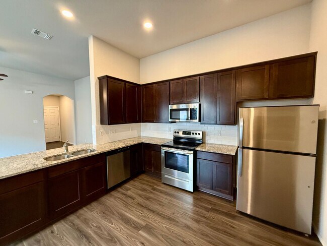 Building Photo - 3 Bedroom, 2 Bathroom Duplex in Converse!