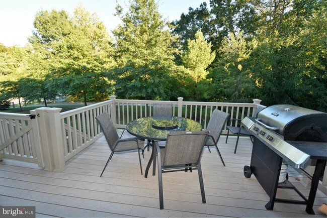 Building Photo - 805 Thicket Ct