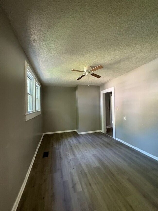 Building Photo - Charming 2 Bedroom 1 Bath close to Wendover and 29!