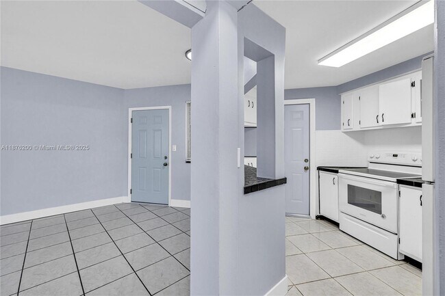 Building Photo - 1659 NE Miami Gardens Dr
