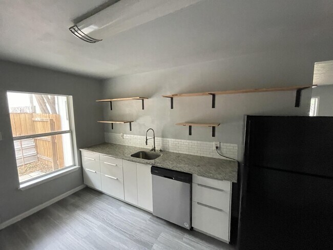 Building Photo - 258 Cresham Dr