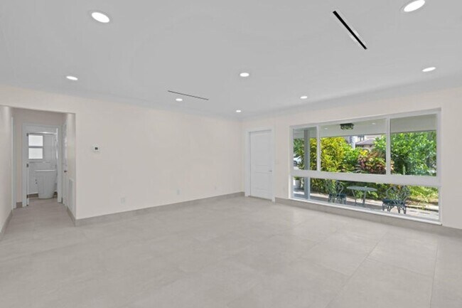 Building Photo - 391 SE 7th Ave