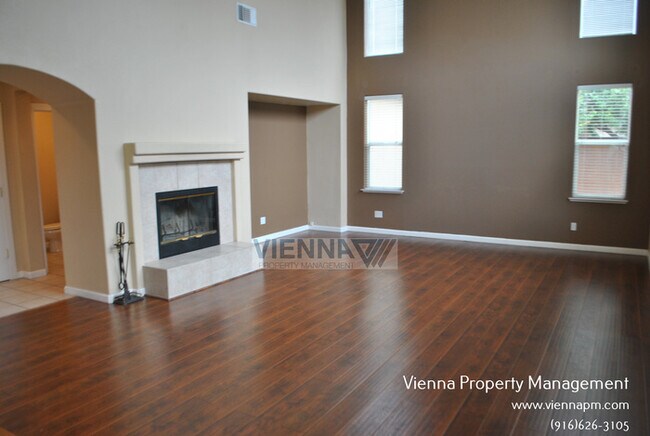 Building Photo - Beautiful 4 Bedroom + Study in Desirable Neighborhood