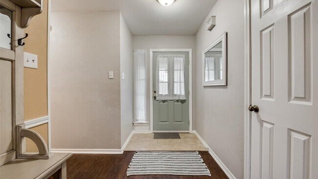 Building Photo - 617 Main St