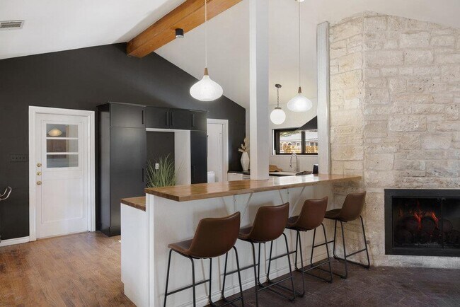 Building Photo - 2008 Matthews Ln