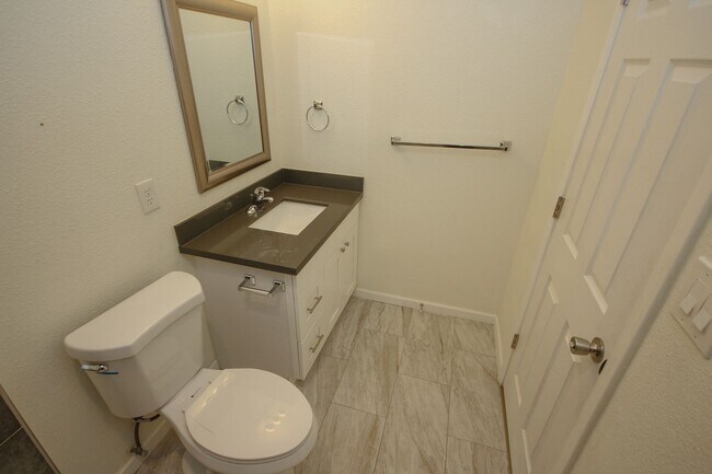 Building Photo - Ground Floor! 3BR Unit in Federal Way