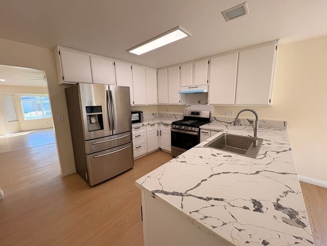 Building Photo - Rancho Cucamonga Gem – Stylish Single-Stor...
