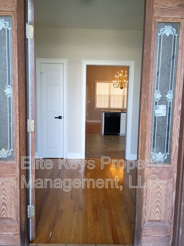 Building Photo - 814 11th St