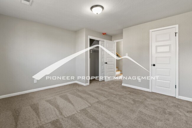 Building Photo - Gorgeous Home with Washer/Dryer and Fenced Yard