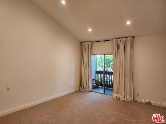 Building Photo - 1546 Palisades Dr