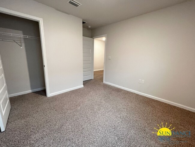 Building Photo - Stunning 4 Bedroom Home in Crestview!