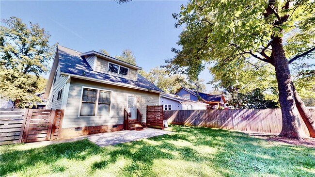 Building Photo - 2213 Roslyn Ave