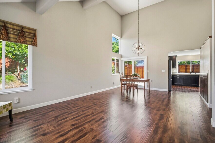 Building Photo - 6001 Castlebrook Dr