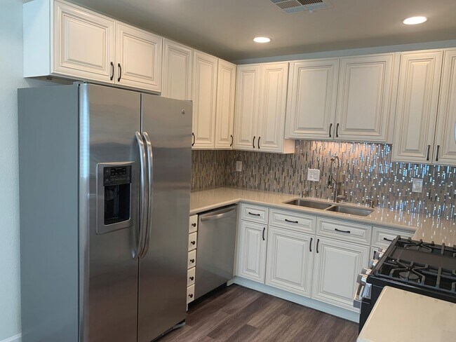 Building Photo - GATED, PRIVATE SUMMERLIN RETREAT!!
