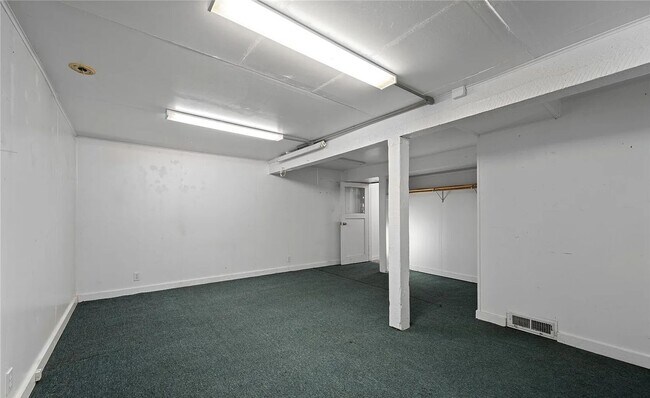 Building Photo - Charming Craftsman Rental in a Prime Bellingham Location