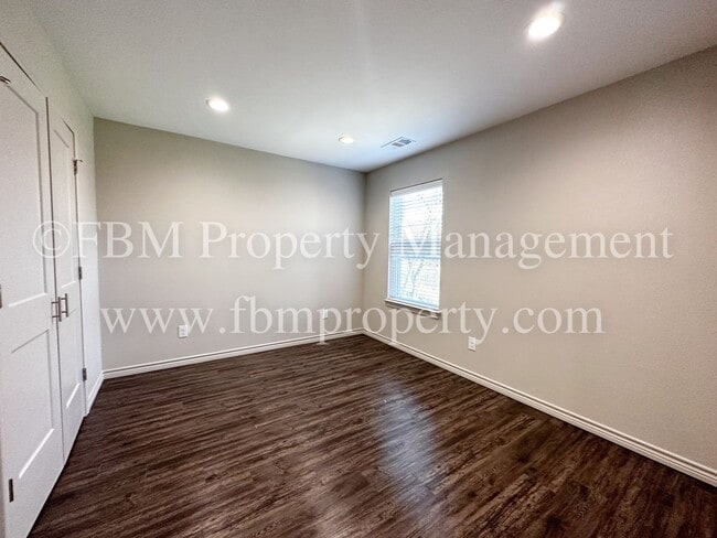 Building Photo - Hidden Creek, Unit 211 - Gorgeous 2 Bedroo...