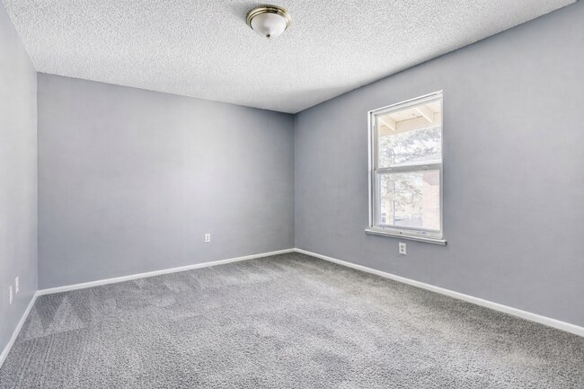 Building Photo - 1 MONTH FREE!! 2B/1B Upper Level Condo in Cottonwood Villas - Available NOW!