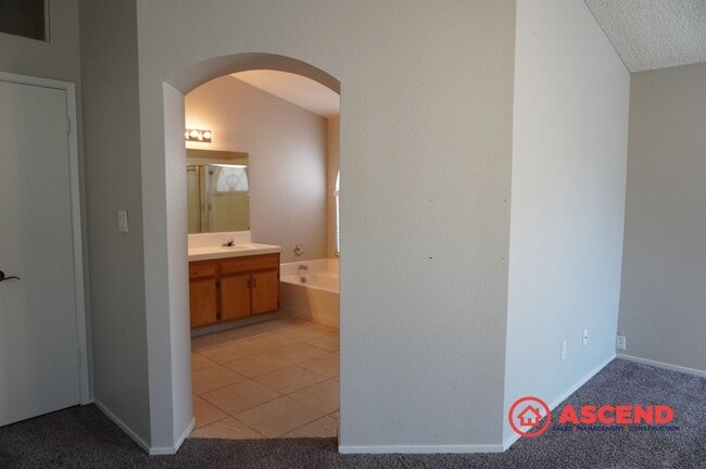 Building Photo - Beautiful 3 Bedroom Home Off Gosford!