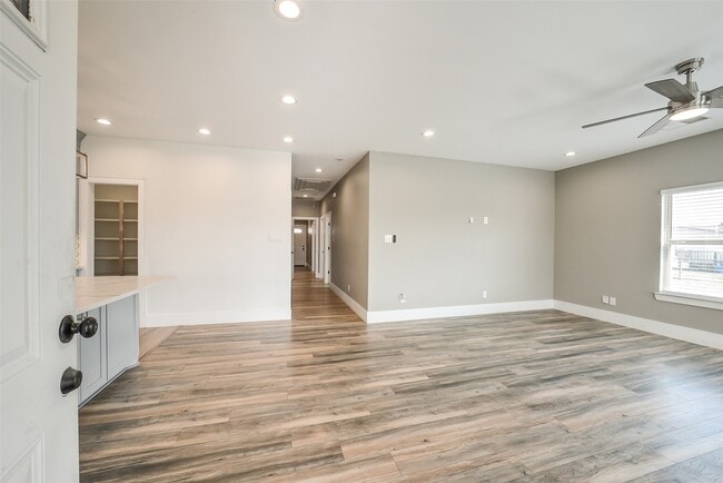 Building Photo - 1025 Arizona Dr