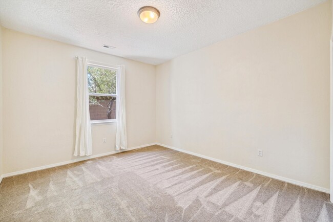 Building Photo - Single Story Beauty | Large Yard | 3 Bedro...