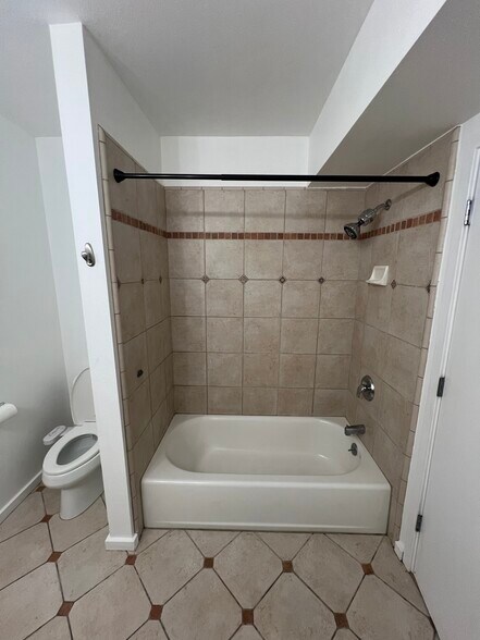 Building Photo - 425 28th St