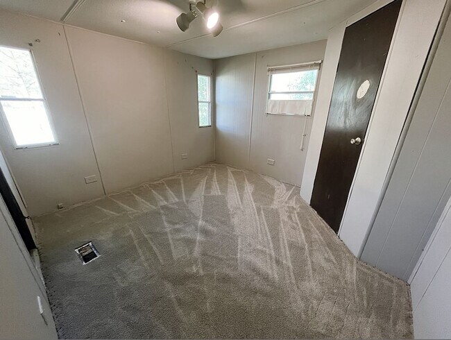 Building Photo - 1360 E Commercial St