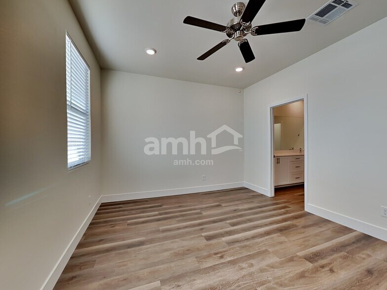 Building Photo - 866 English Primrose St