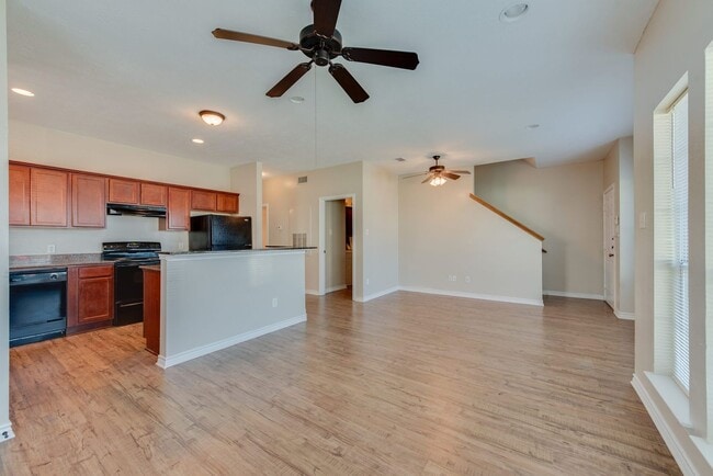 Building Photo - 3 Bed + 3 Bath - Spacious Duplex