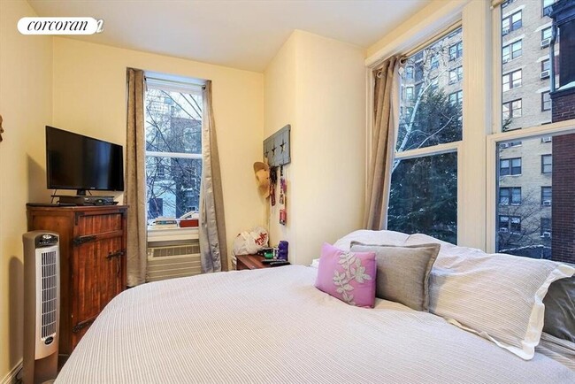 Building Photo - 158 W 94th St