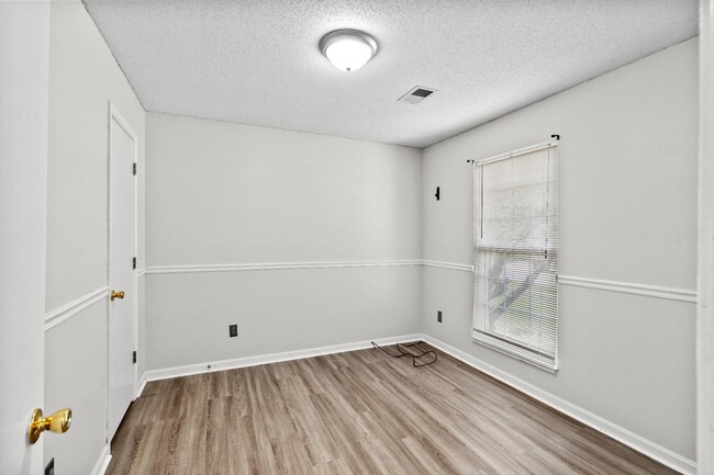 Building Photo - 1302 Williamsburg Dr