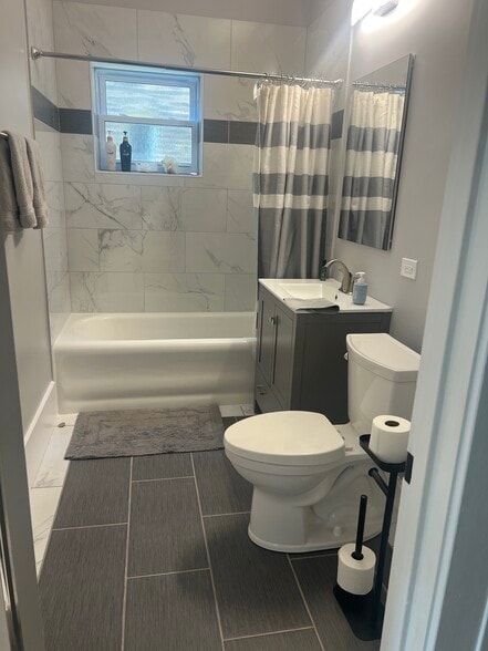 Building Photo - 4814 N Ridgeway Ave