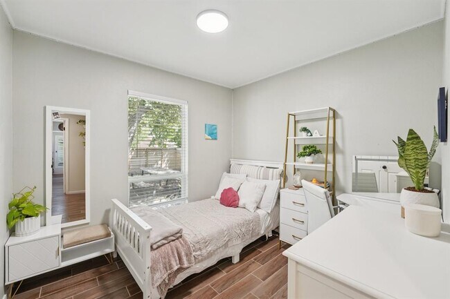 Building Photo - 1213 S Trace Dr