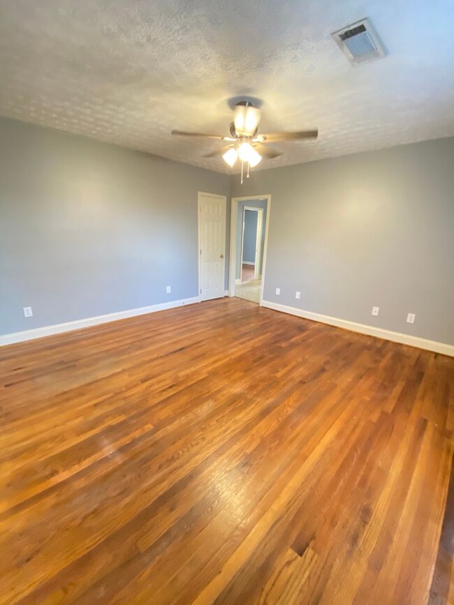 Building Photo - Great Location! Available Now!