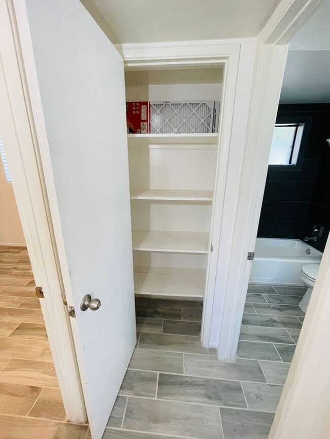 Building Photo - ***MOVE-IN SPECIAL*** Fully Remodeled 2 Be...