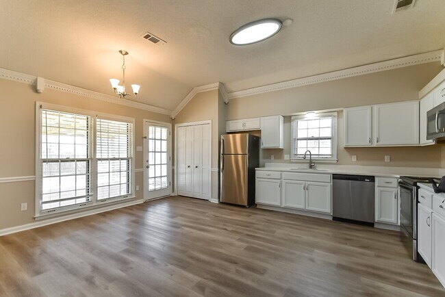 Building Photo - 2025 Westbriar Dr