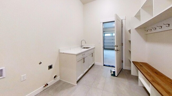 Building Photo - Contemporary 4 Bedroom Oasis on Quiet Dead-End Street!