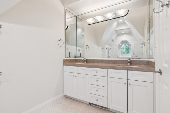 Building Photo - Beautiful, Old-World-style Home in the Heart of Central Menlo Park