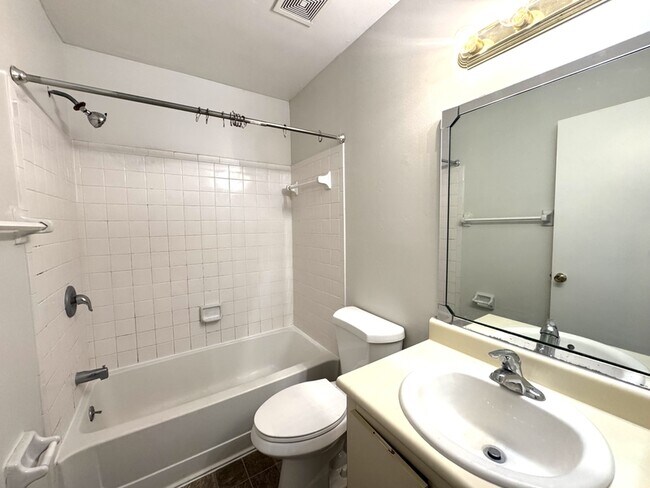 Building Photo - 652 Kenwick Cir