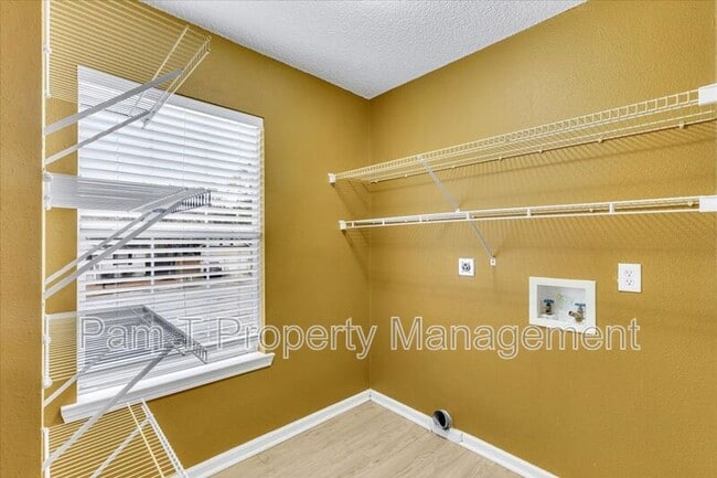 Building Photo - 8 Rivermarsh Ct