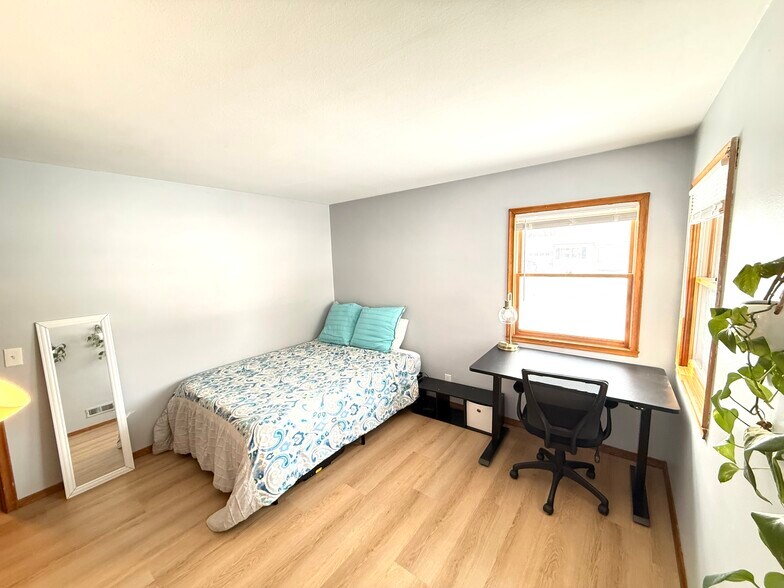 Building Photo - 5427 45th Ave N