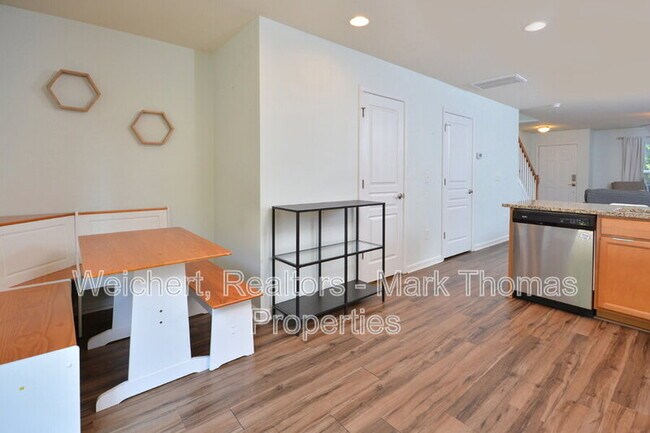 Building Photo - 100 Stratford Lakes Dr