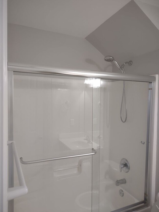 Building Photo - Beautiful and Charming! You Want it and Th...