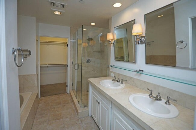 Building Photo - Downtown Luxury One Bedroom with Private Garage