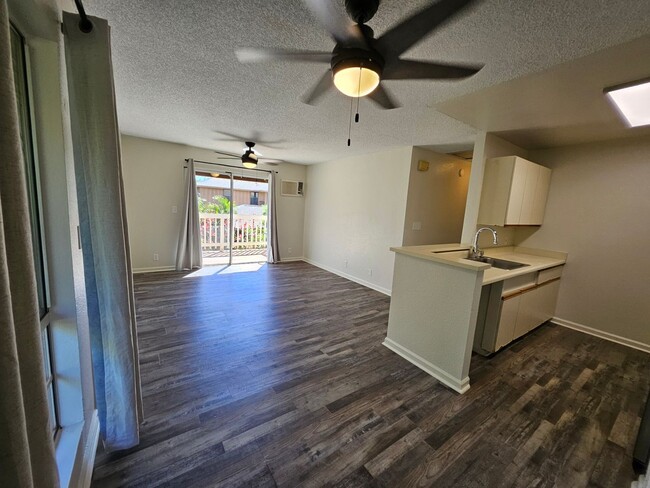 Building Photo - Pet Friendly Upstairs 2/1.5-bedroom North ...